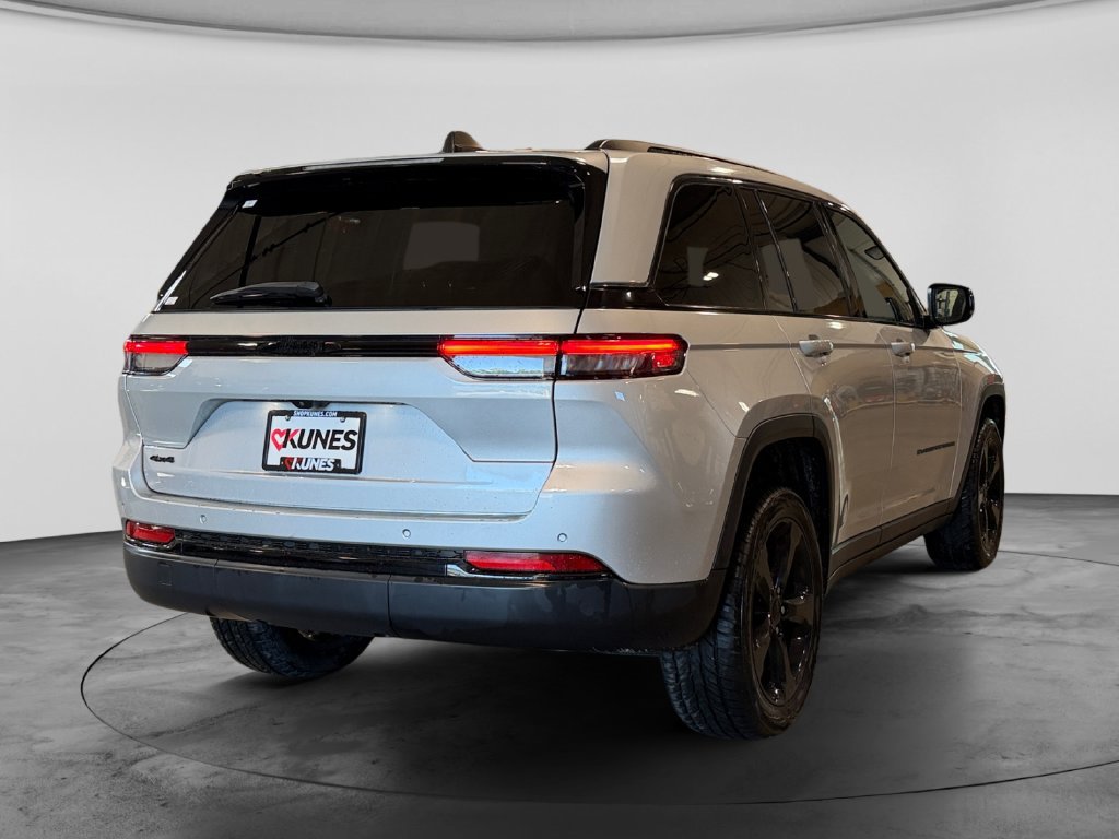 Used 2023 Jeep Grand Cherokee Altitude AWD/4WD image 6