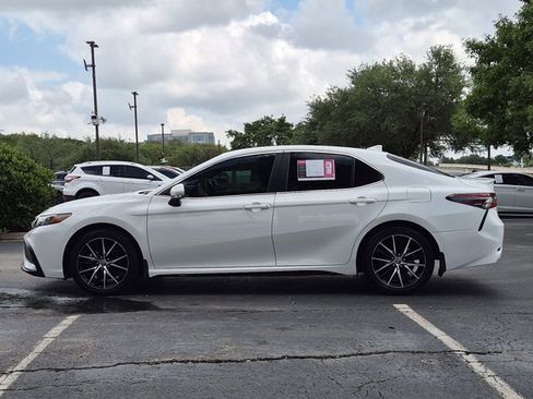 Used 2022 Toyota Camry SE FWD image 9