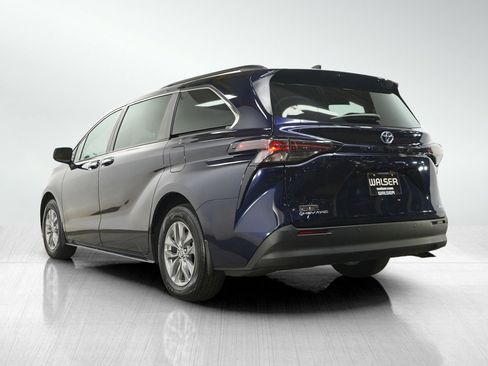 Used 2025 Toyota Sienna XLE AWD/4WD image 4