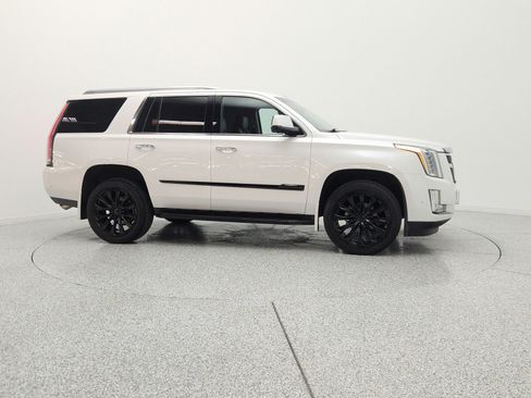 Used 2017 Cadillac Escalade Luxury RWD image 4