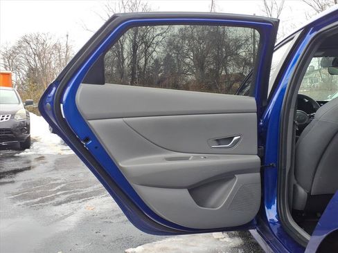 Certified 2024 Hyundai Elantra SE image 11