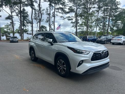 Used 2023 Toyota Highlander XLE image 6
