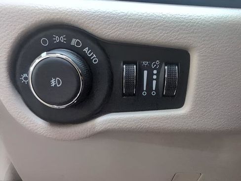 Used 2024 Chrysler Pacifica Touring-L image 9