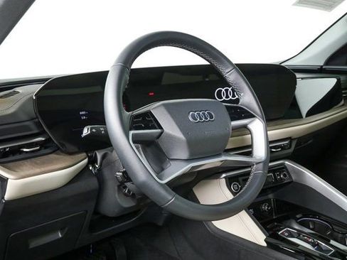 Used 2025 Audi Q5 Premium w/ Convenience Package image 4