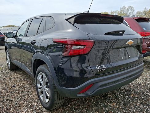Used 2025 Chevrolet Trax LS FWD image 3