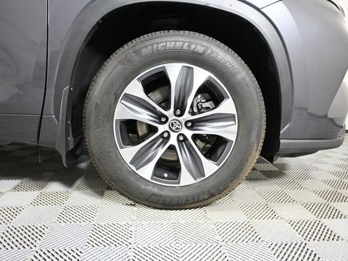 Used 2024 Toyota Highlander XLE AWD/4WD image 11