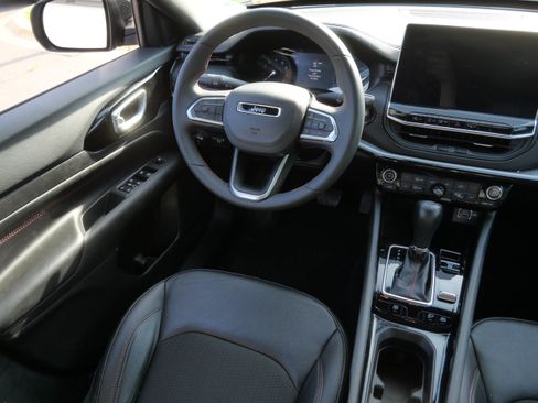 Used 2025 Jeep Compass Trailhawk AWD/4WD image 9