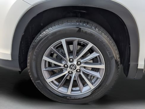 Used 2019 Toyota Highlander XLE FWD image 34