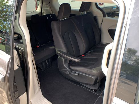 Used 2018 Chrysler Pacifica L FWD image 23