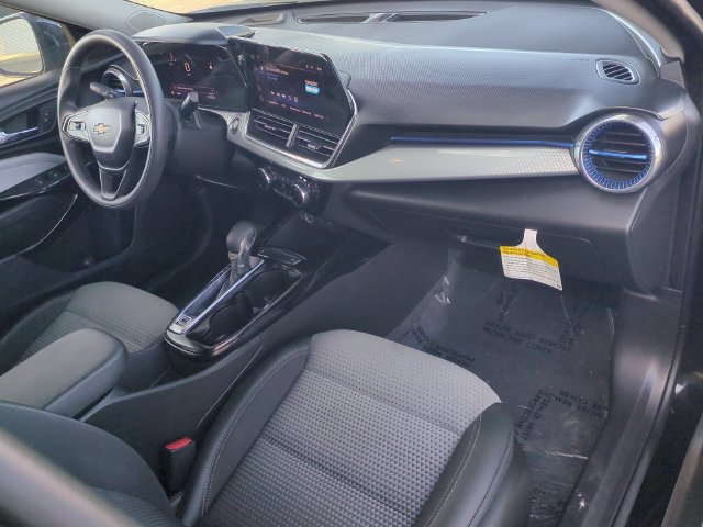 Used 2025 Chevrolet Trax LT FWD image 32