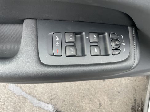 Used 2025 Volvo XC60 B5 Plus image 38