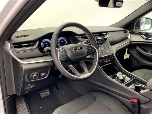 New 2025 Jeep Grand Cherokee Laredo X w/ Luxury Tech Group I image 4