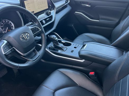 Used 2023 Toyota Highlander XLE FWD image 9