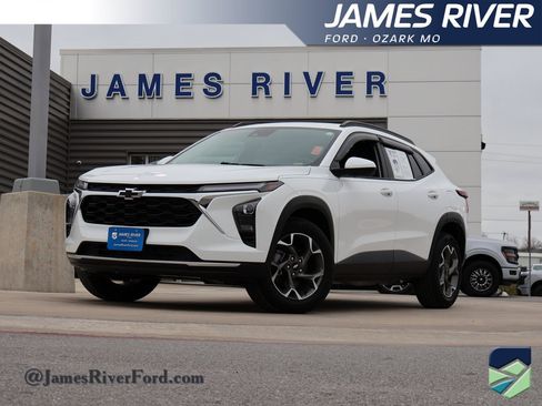 Used 2025 Chevrolet Trax LT w/ Driver Confidence Package image 1