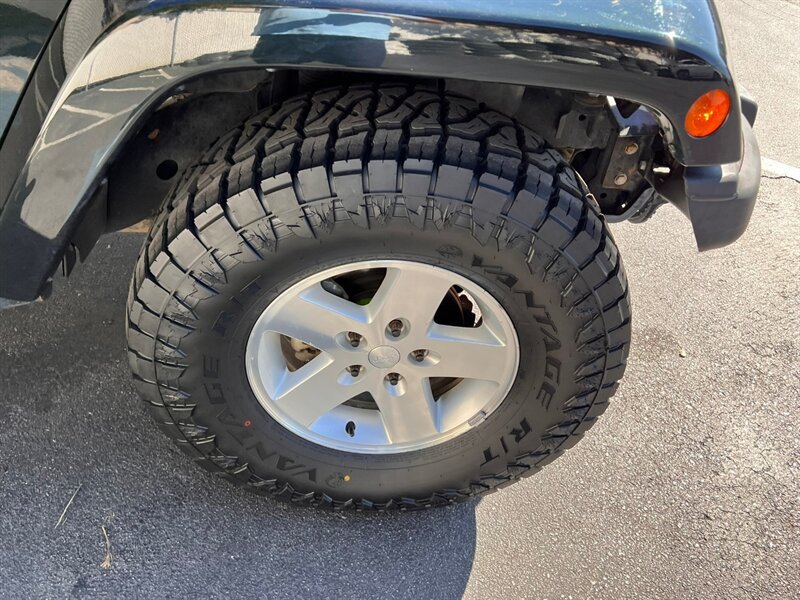 Used 2012 Jeep Wrangler Unlimited Rubicon w/ Connectivity Group AWD/4WD image 10