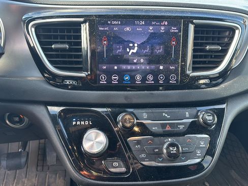 Used 2019 Chrysler Pacifica Touring-L Plus image 15