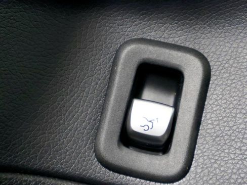 Used 2015 Mercedes-Benz C 300 Sport image 18