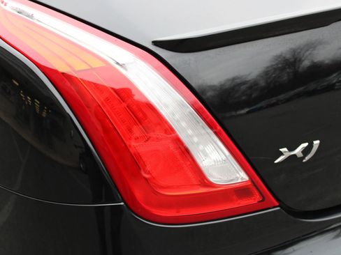 Used 2017 Jaguar XJ R-Sport image 28