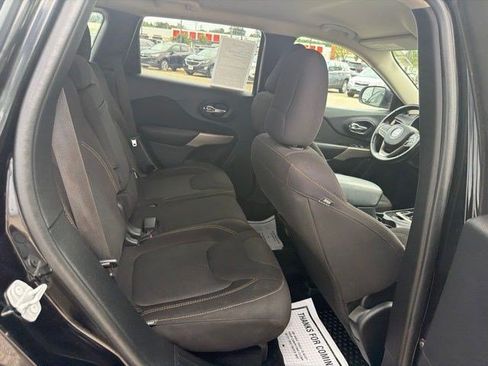 Used 2017 Jeep Cherokee Latitude w/ Cold Weather Group AWD/4WD image 18