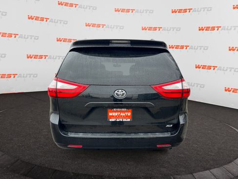 Used 2017 Toyota Sienna XLE image 4