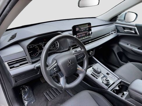 Used 2022 Mitsubishi Outlander ES FWD image 9