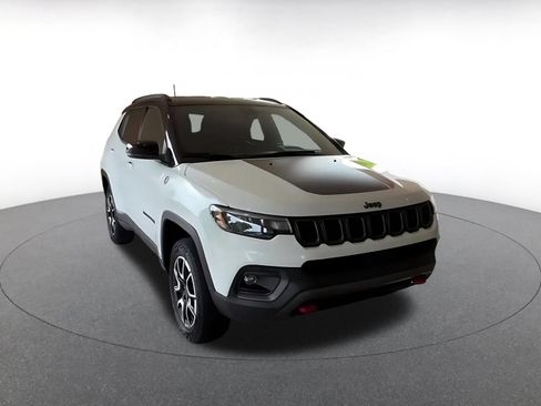 Used 2025 Jeep Compass Trailhawk AWD/4WD image 3