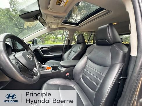 Used 2019 Toyota RAV4 XLE Premium FWD image 13