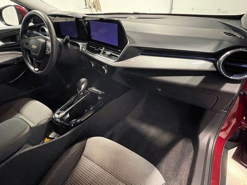 Used 2025 Chevrolet Trax LT FWD image 26