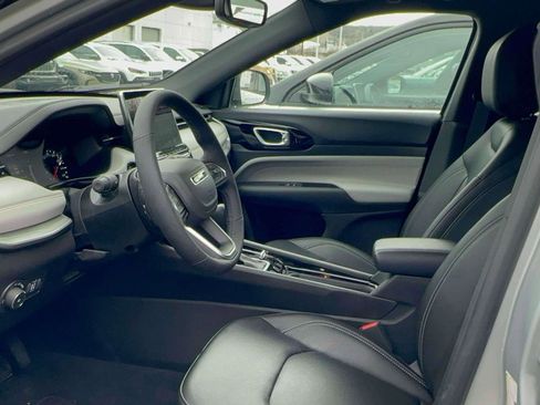 Used 2025 Jeep Compass Limited image 15