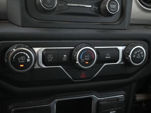 Used 2021 Jeep Gladiator Sport image 10