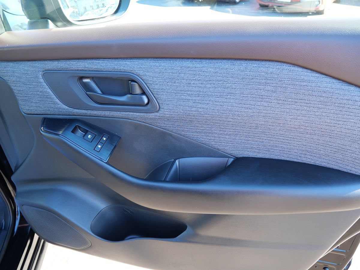 Used 2023 Nissan Rogue S AWD/4WD image 19