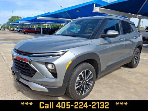Used 2025 Chevrolet TrailBlazer LT FWD image 2