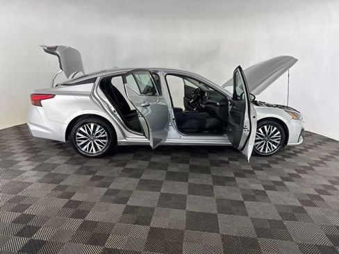 Used 2025 Nissan Altima 2.5 SV FWD image 17
