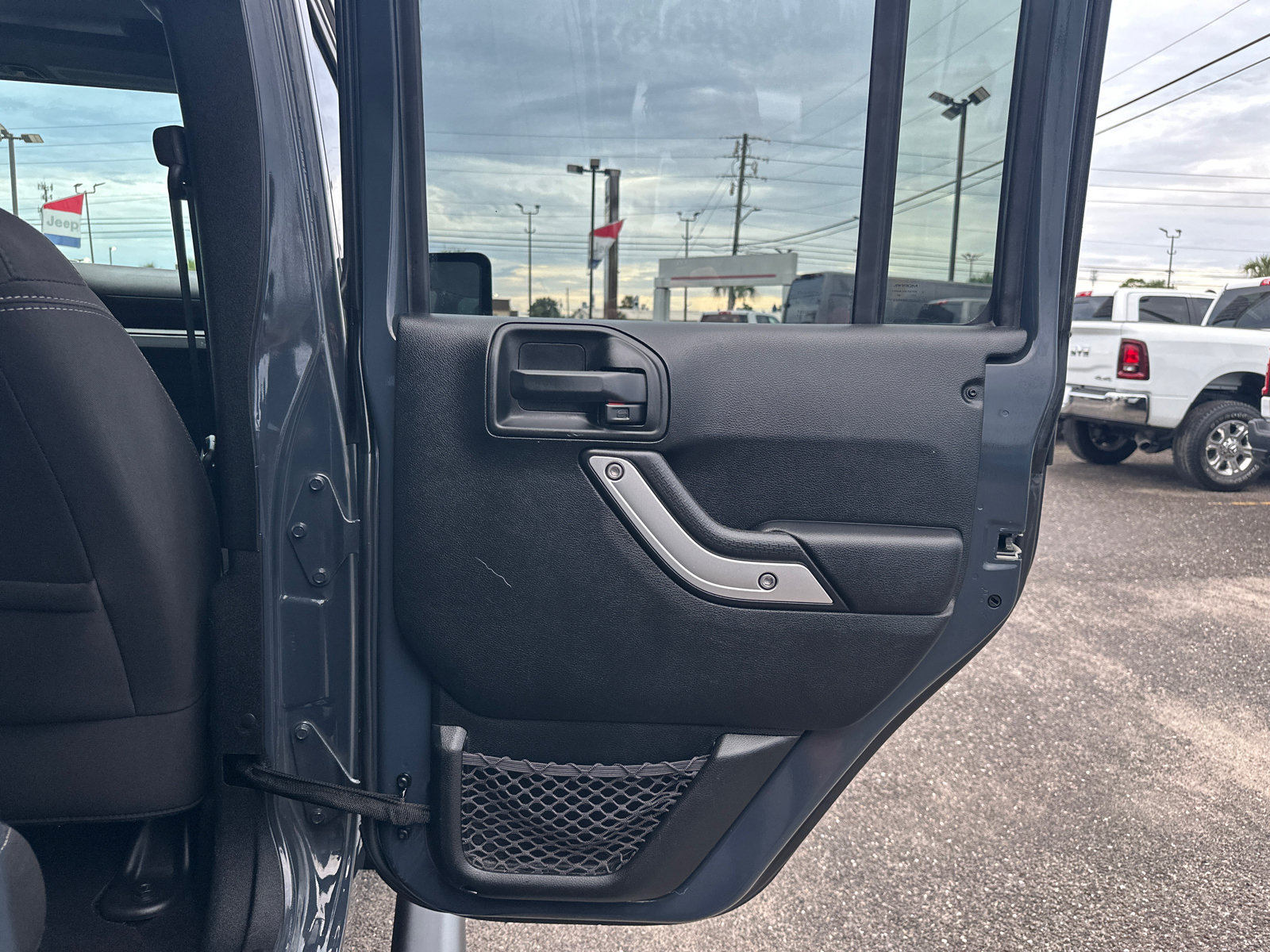 Used 2018 Jeep Wrangler Unlimited Rubicon w/ Cold Weather Group AWD/4WD image 16