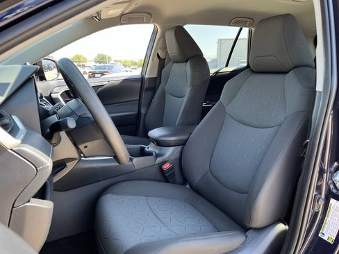 Used 2025 Toyota RAV4 XLE AWD/4WD image 22