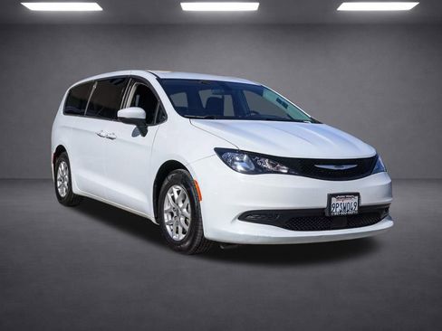 Used 2022 Chrysler Voyager LX image 18