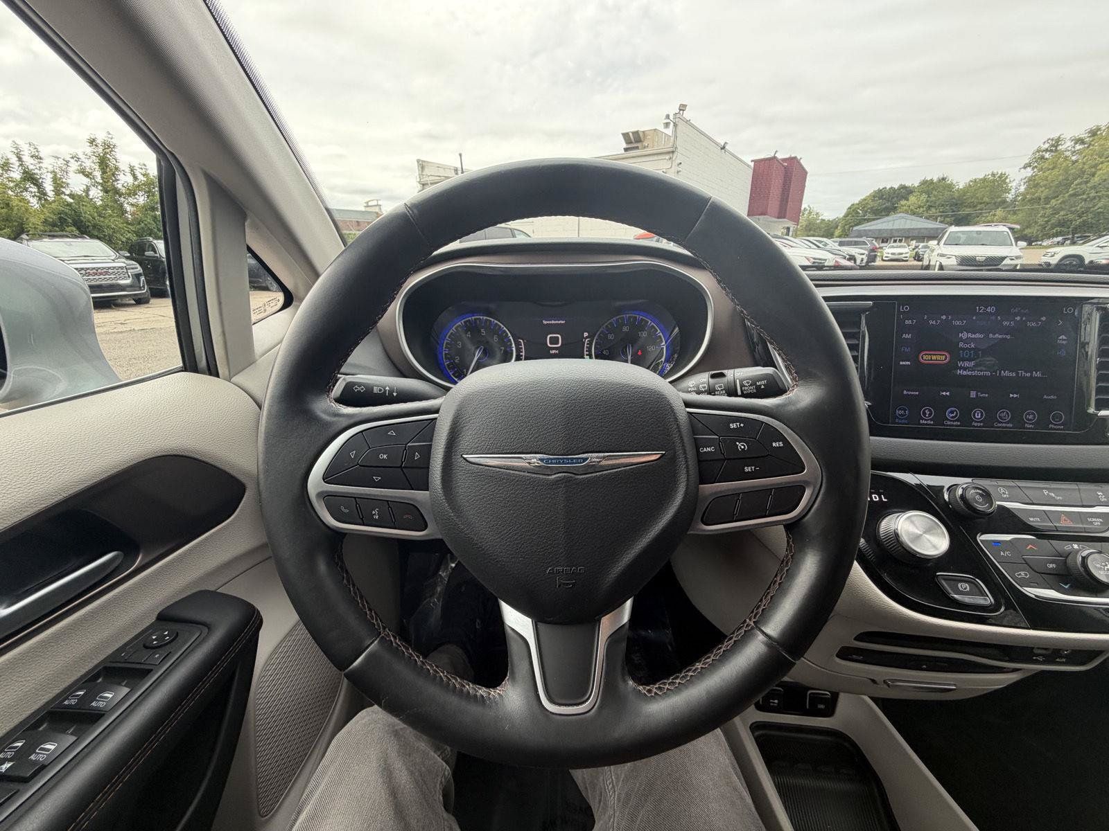 Used 2018 Chrysler Pacifica Touring-L Plus FWD image 10