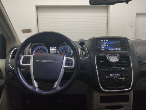 Used 2016 Chrysler Town & Country Touring FWD image 22