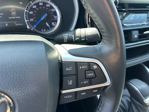 Used 2022 Toyota Highlander XLE image 24