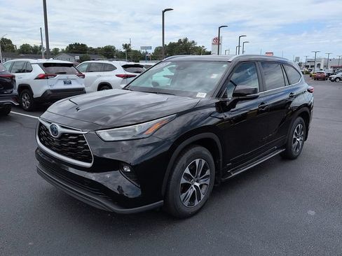 Used 2023 Toyota Highlander XLE AWD/4WD image 3