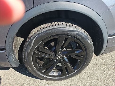 Certified 2023 Volkswagen Tiguan SE R-Line image 17