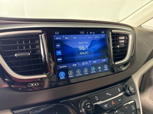 Used 2017 Chrysler Pacifica Touring-L FWD image 17
