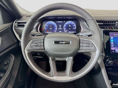 New 2025 Jeep Grand Cherokee Laredo image 11