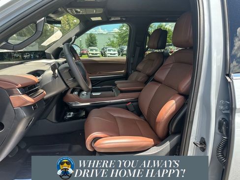 New 2025 Lincoln Navigator Reserve image 7