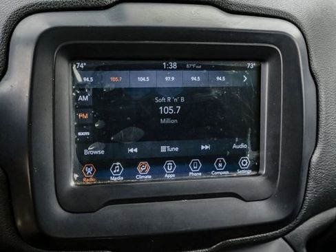 Used 2018 Jeep Renegade Latitude FWD image 31