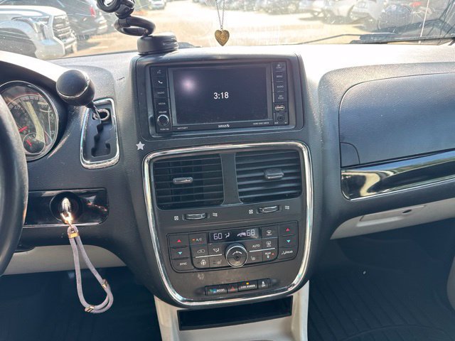 Used 2017 Dodge Grand Caravan SXT w/ Driver Convenience Group FWD image 3