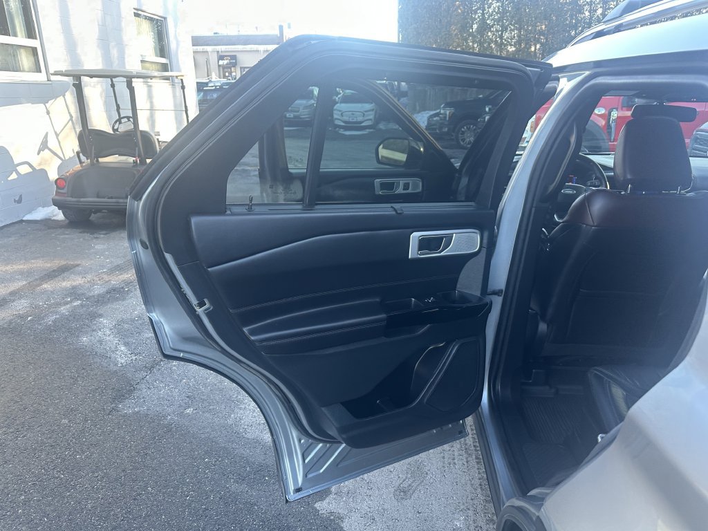Used 2022 Ford Explorer Platinum w/ Equipment Group 601A AWD/4WD image 14