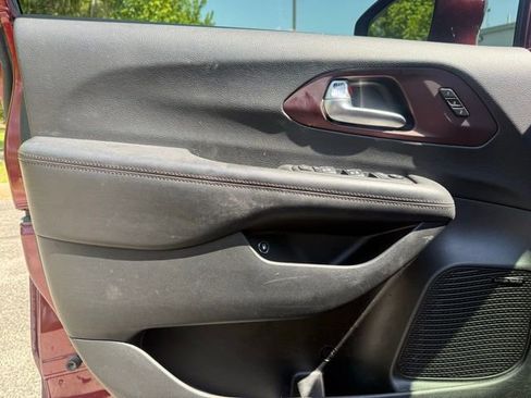 Used 2020 Chrysler Pacifica Limited FWD image 16