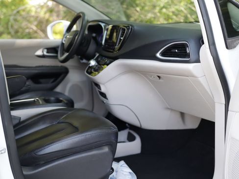 Used 2022 Chrysler Pacifica Touring-L FWD image 30