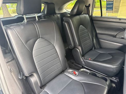Used 2022 Toyota Highlander XLE image 32